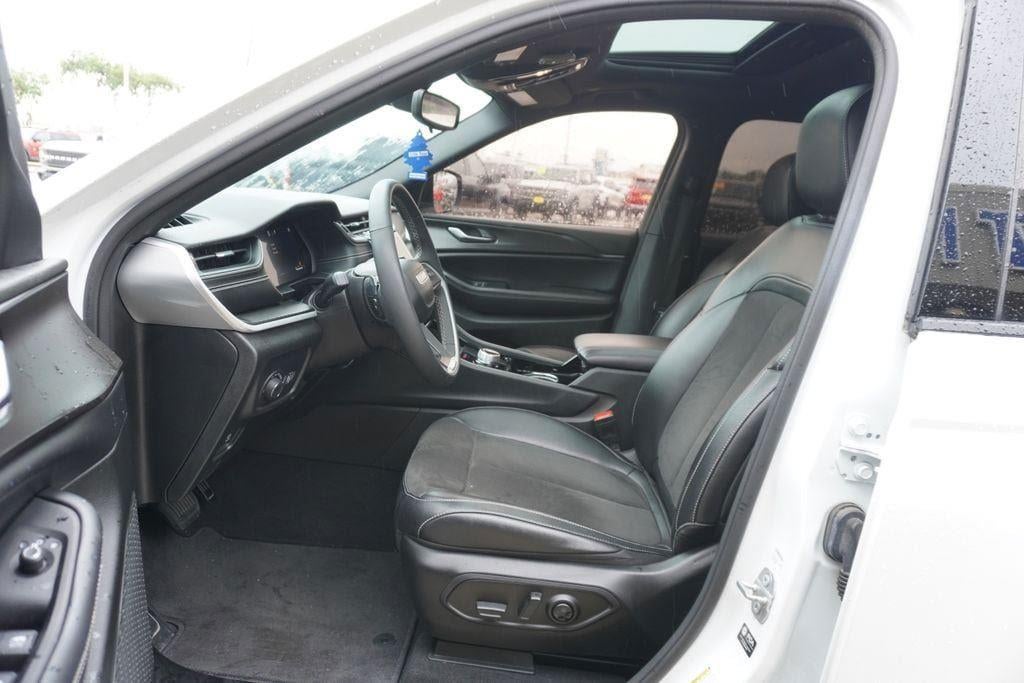 2023 Jeep GRAND CHEROKEE Base