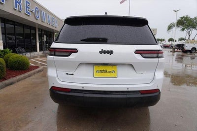 2023 Jeep GRAND CHEROKEE Base