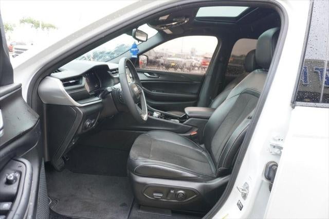 2023 Jeep GRAND CHEROKEE Base