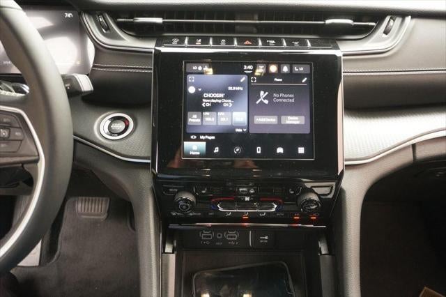 2023 Jeep GRAND CHEROKEE Base