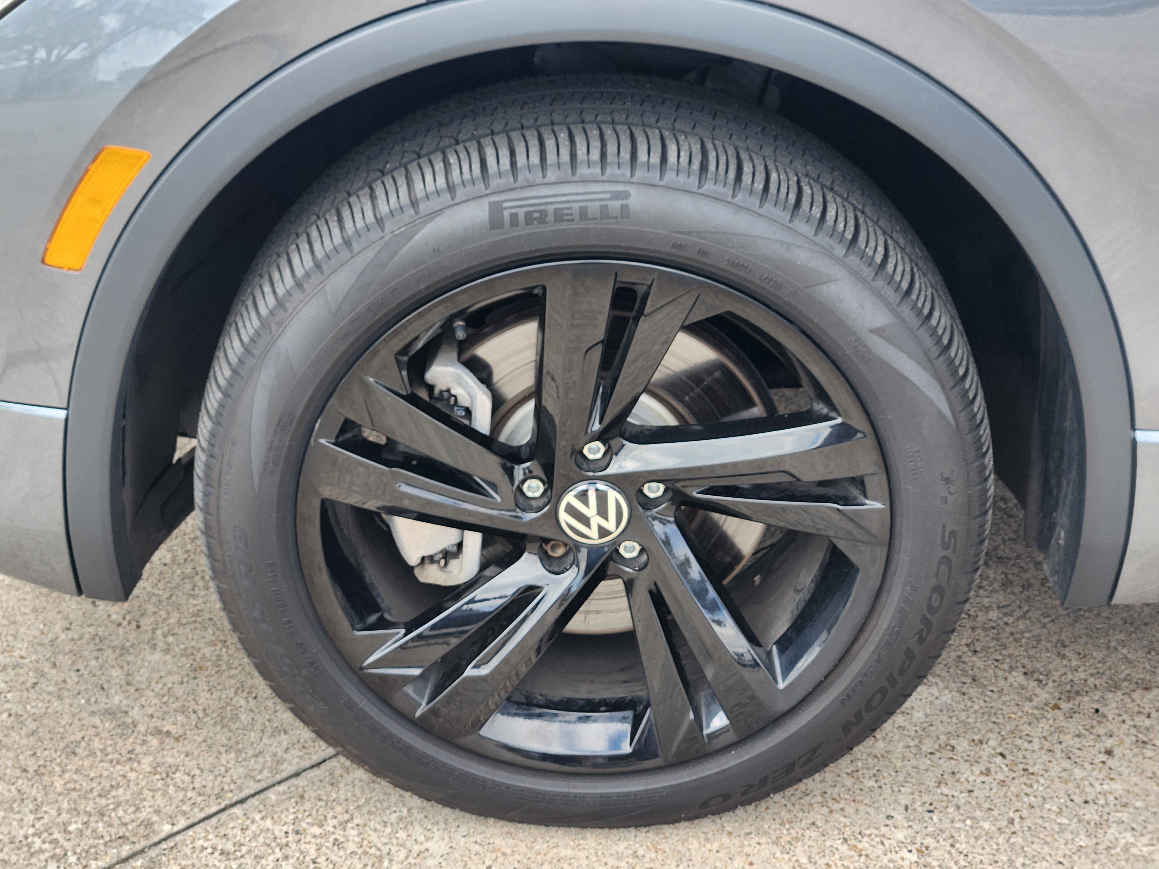 2024 Volkswagen Tiguan 2.0T SE R-Line Black