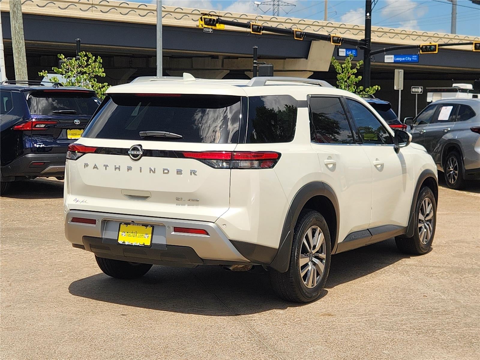 2024 Nissan Pathfinder SL