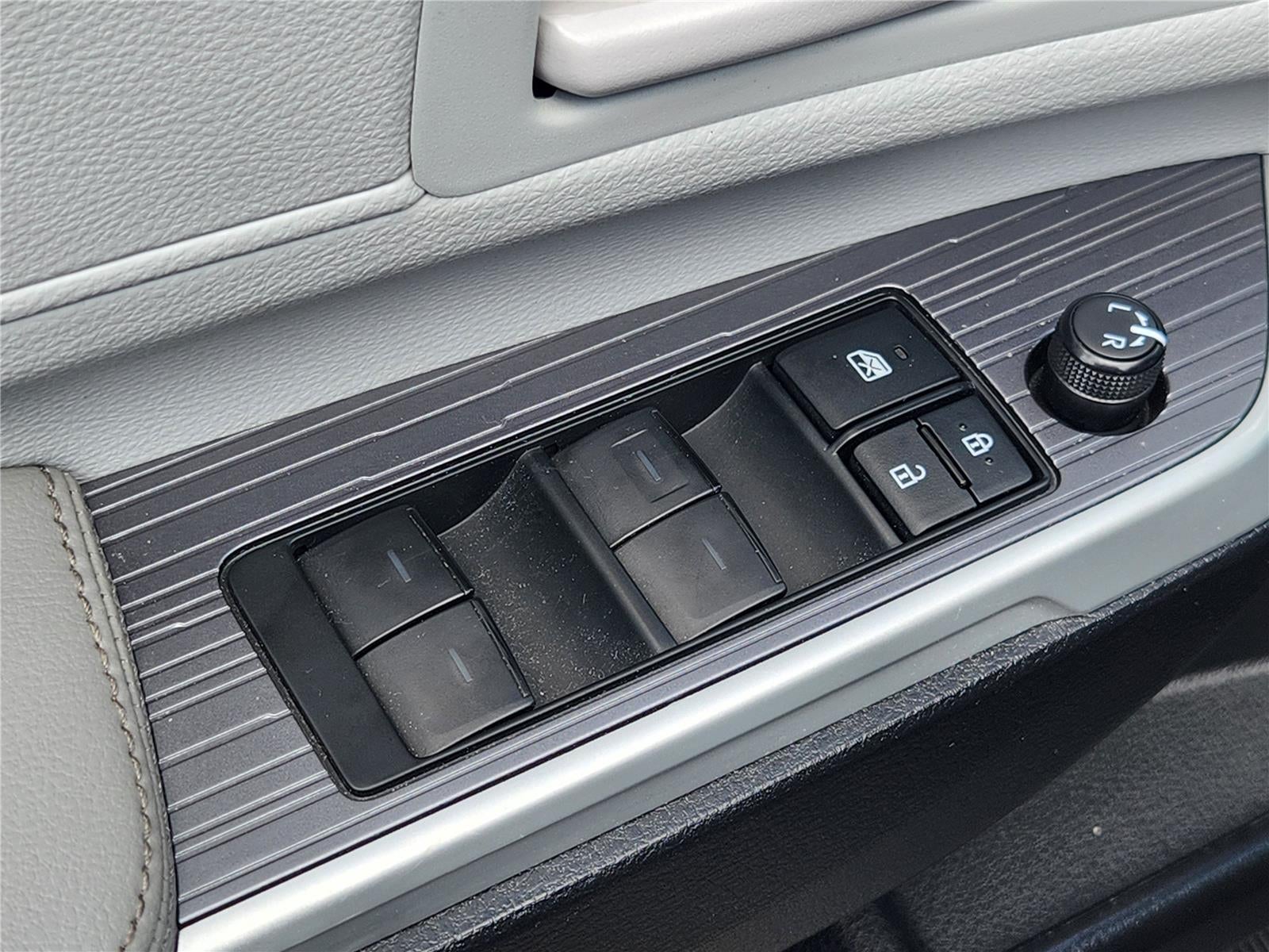 2025 Toyota Sienna LE