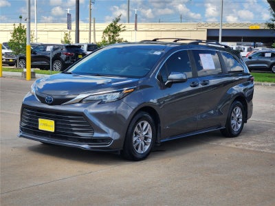 2025 Toyota Sienna LE