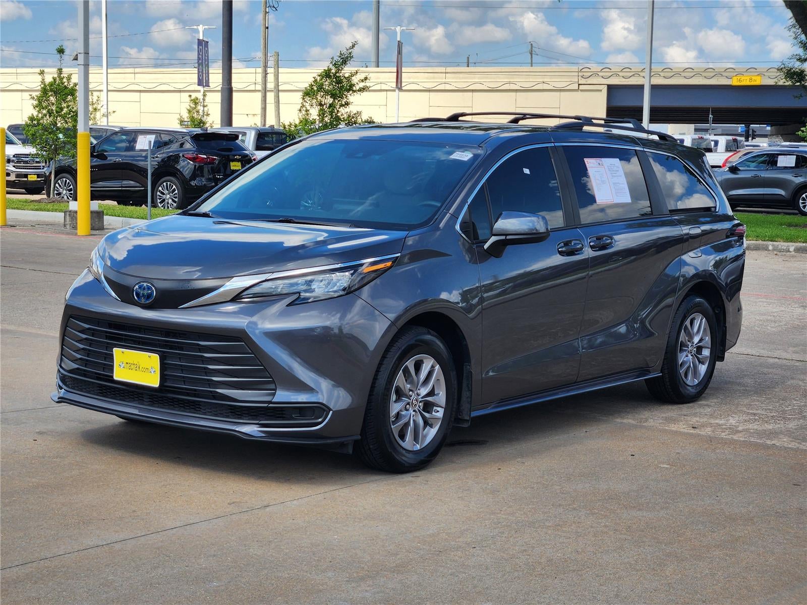 2025 Toyota Sienna LE