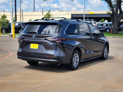2025 Toyota Sienna LE