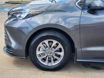 2025 Toyota Sienna LE