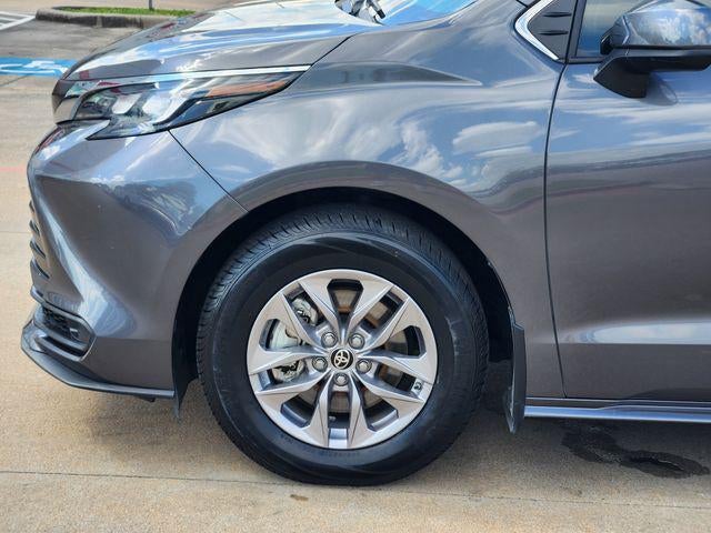 2025 Toyota Sienna LE