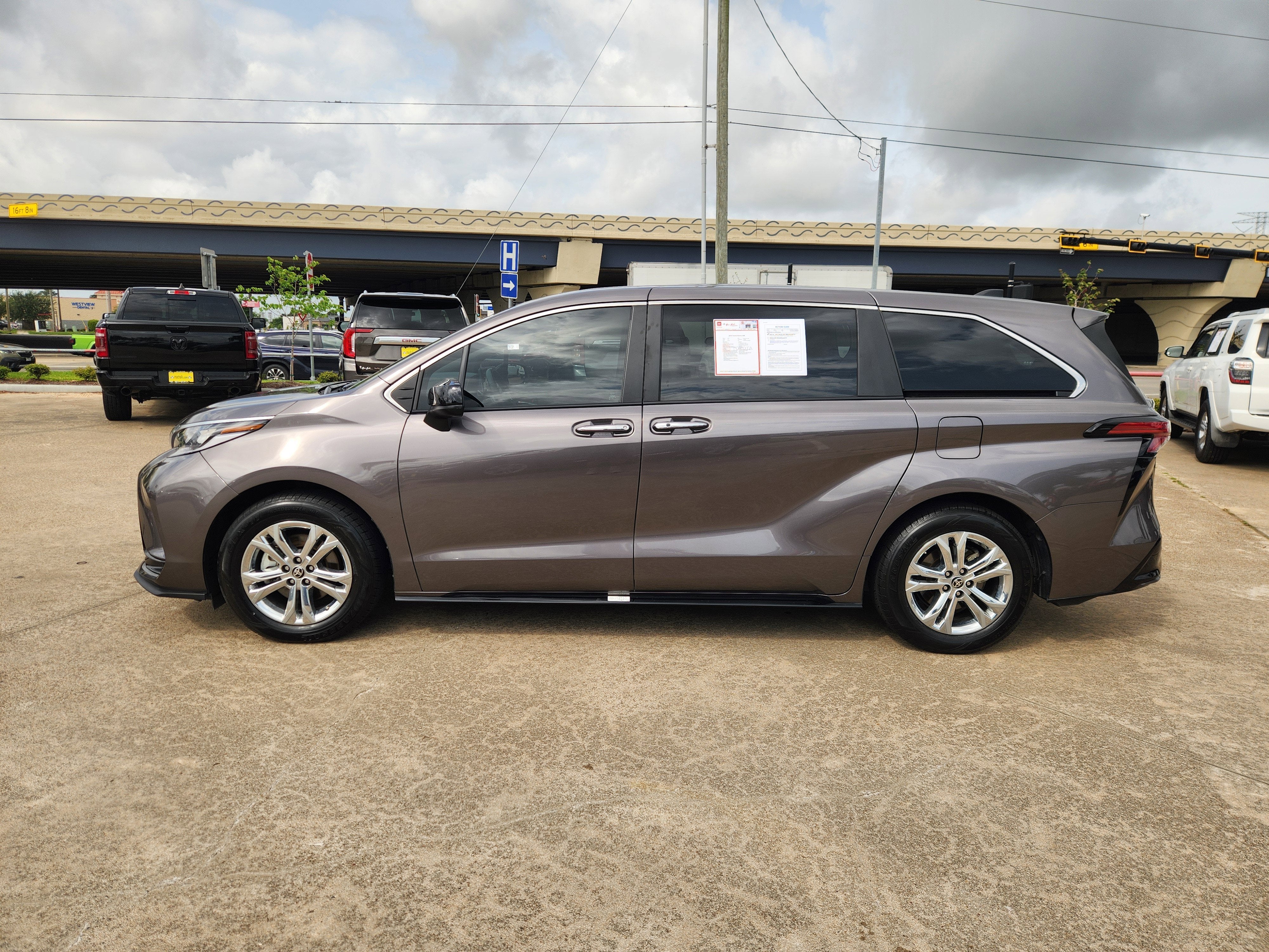 2022 Toyota Sienna XSE 7 Passenger