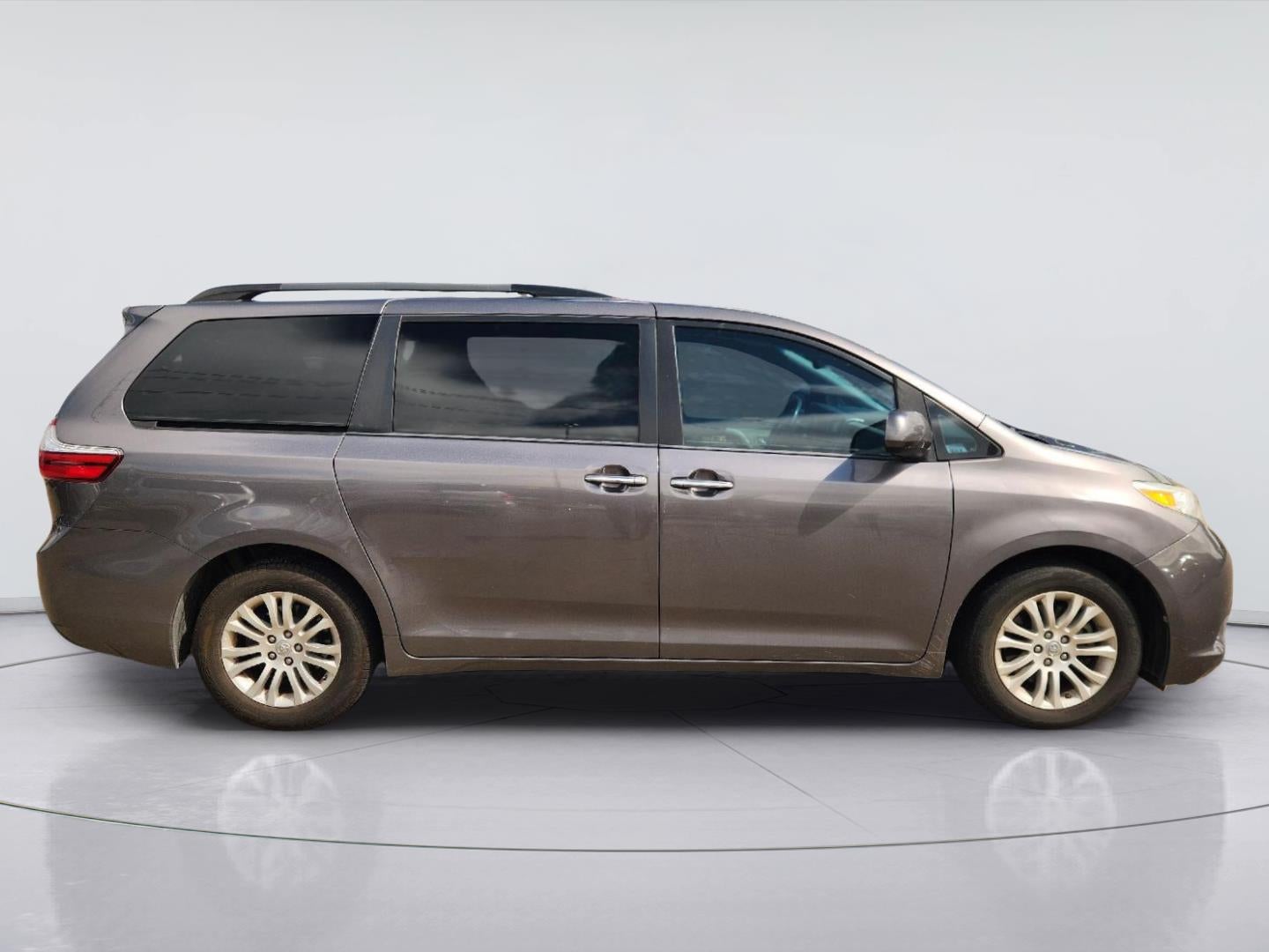 2017 Toyota Sienna XLE Premium 8-Passenger
