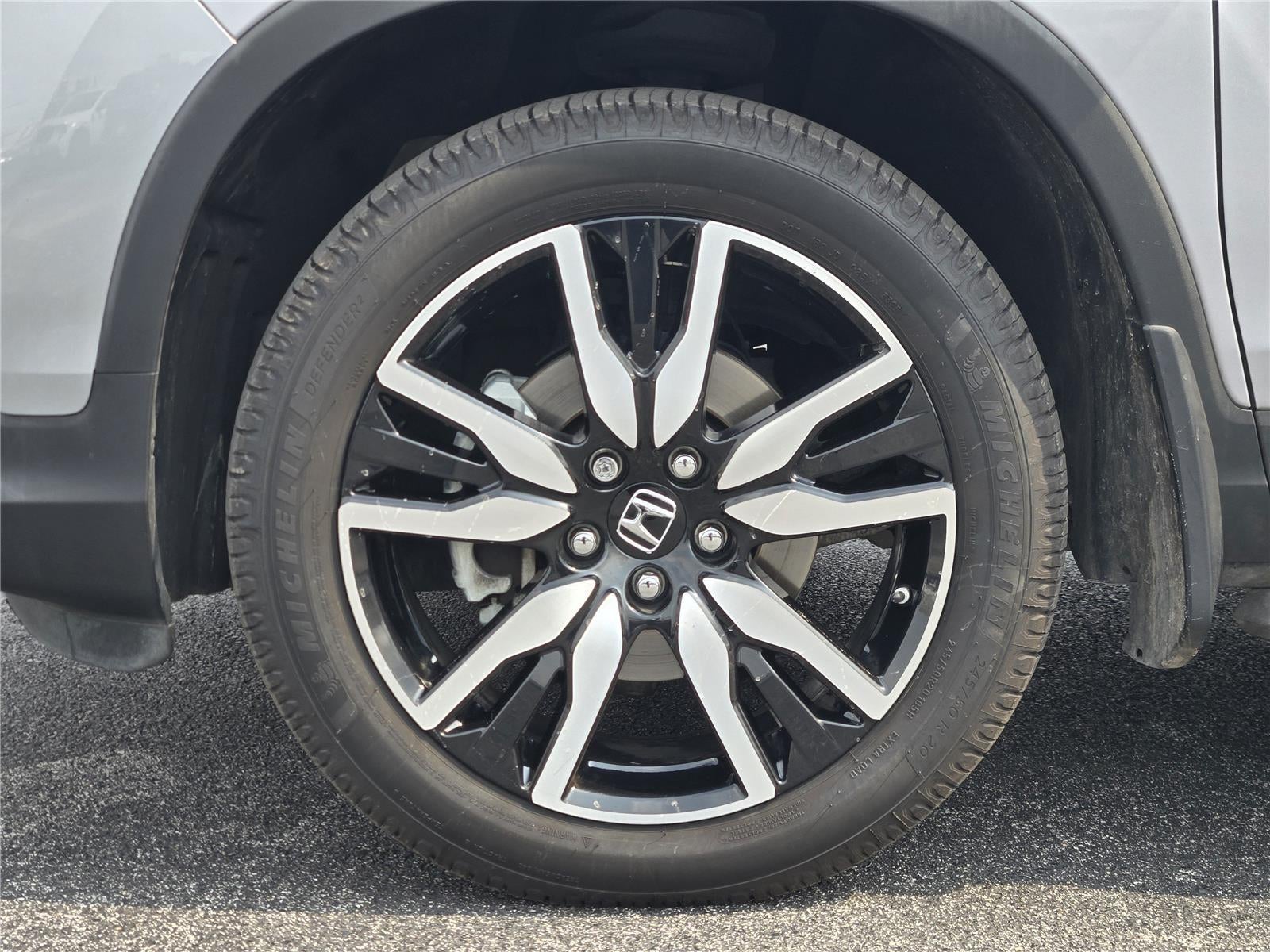 2021 Honda Pilot Touring w/Rear Captain's Chairs