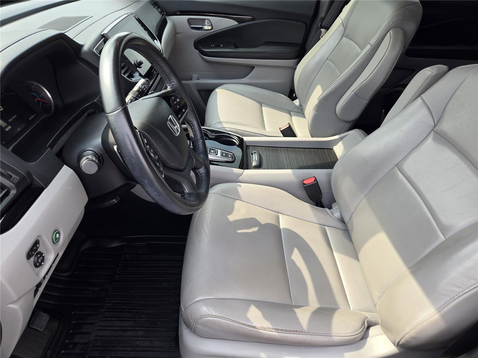 2021 Honda Pilot Touring w/Rear Captain's Chairs