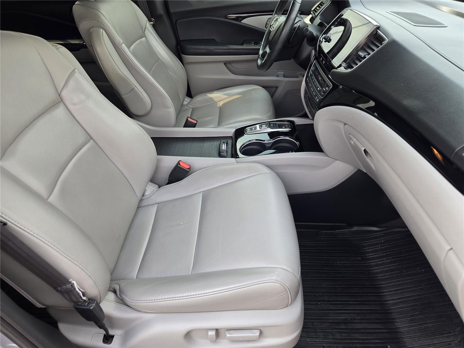 2021 Honda Pilot Touring w/Rear Captain's Chairs