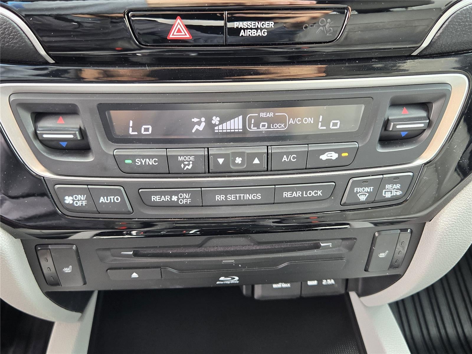 2021 Honda Pilot Touring w/Rear Captain's Chairs