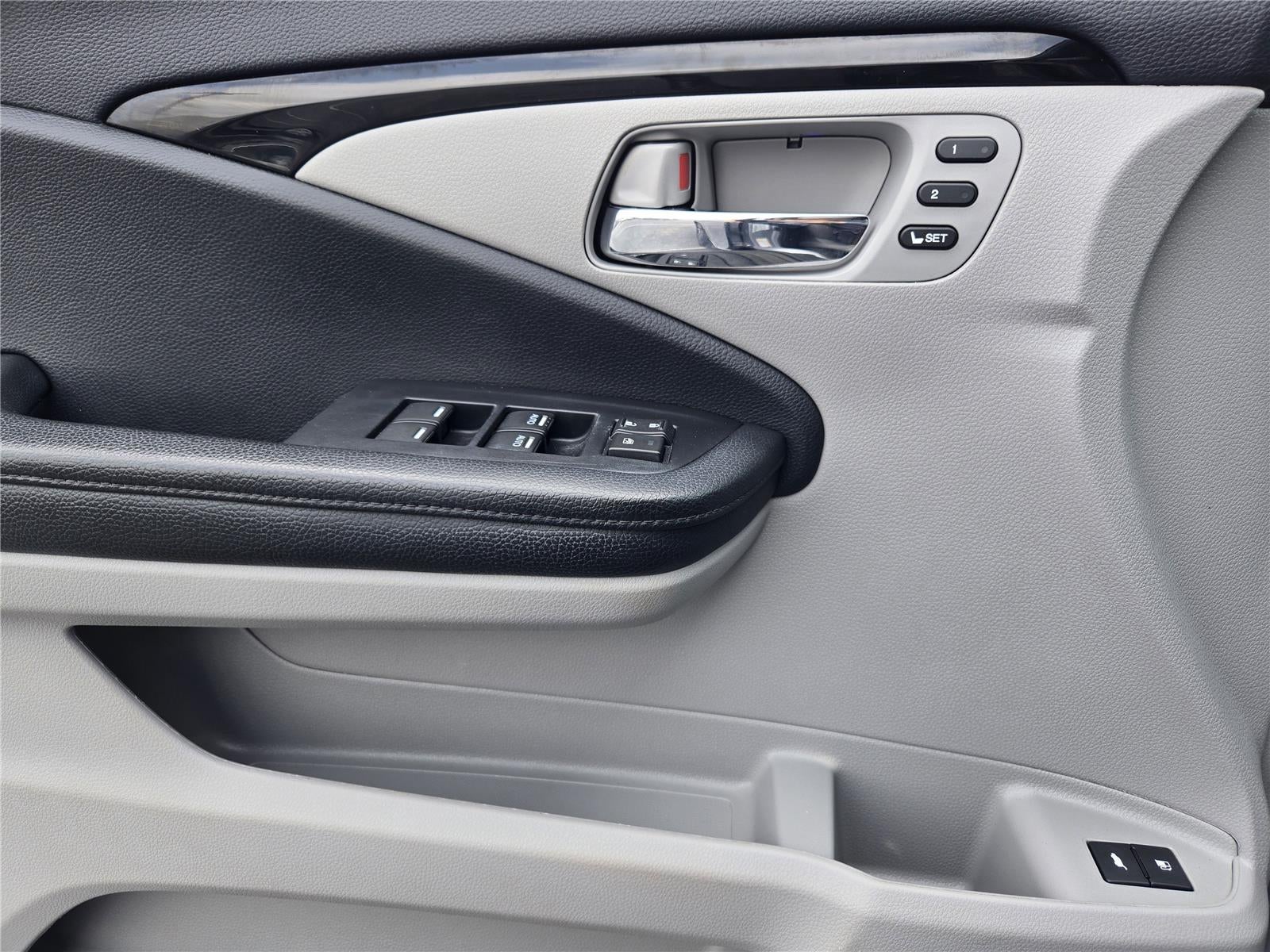2021 Honda Pilot Touring w/Rear Captain's Chairs