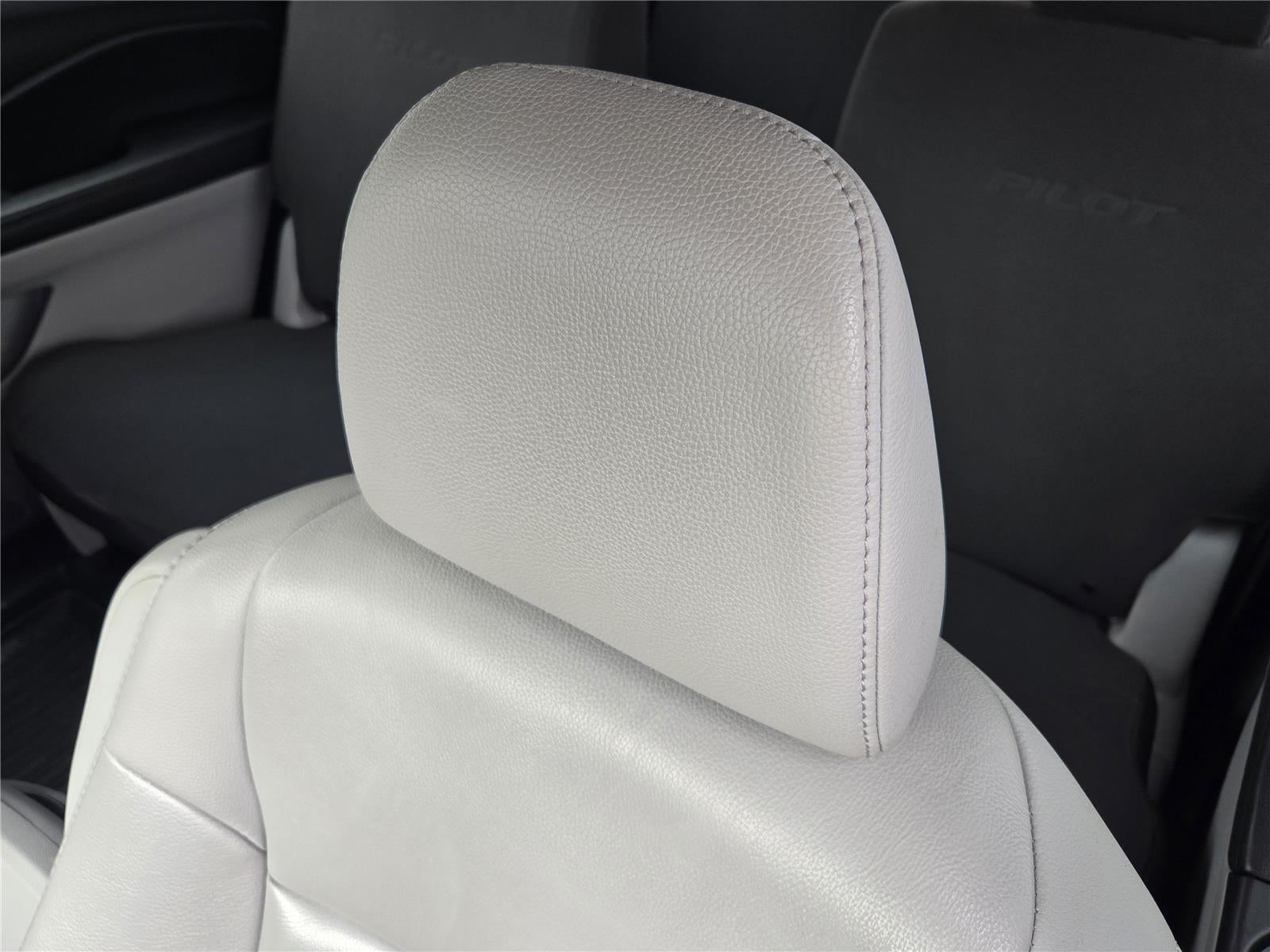 2021 Honda Pilot Touring w/Rear Captain's Chairs