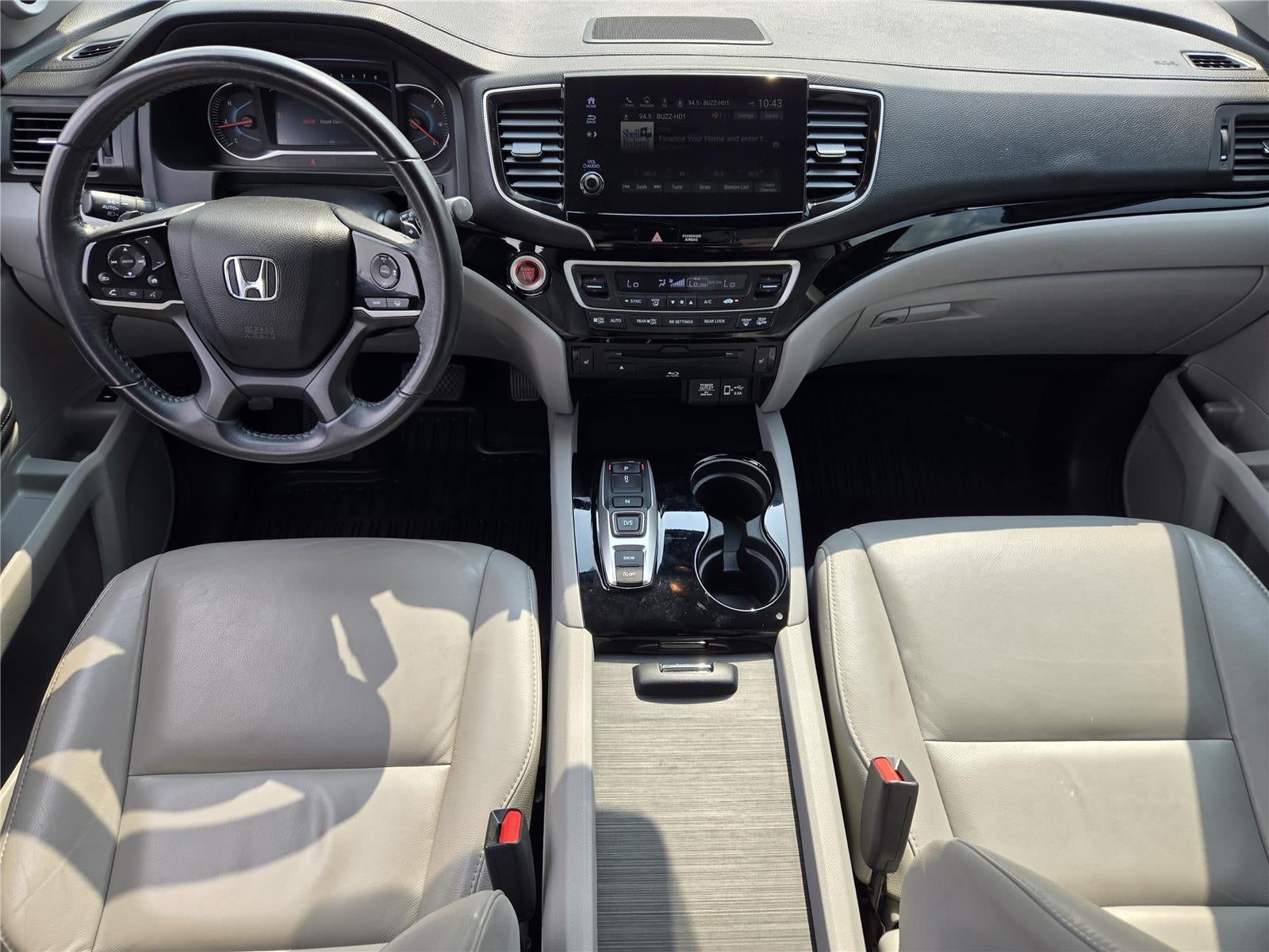 2021 Honda Pilot Touring w/Rear Captain's Chairs