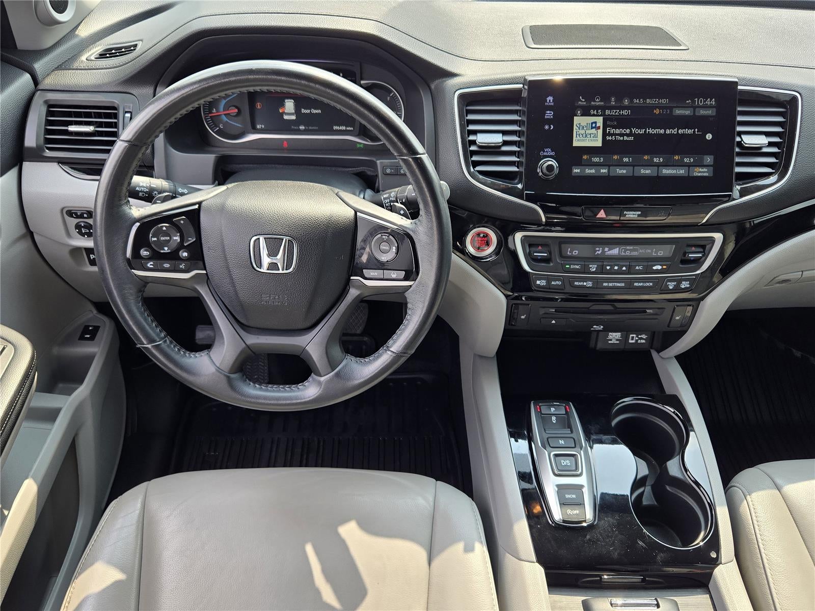 2021 Honda Pilot Touring w/Rear Captain's Chairs