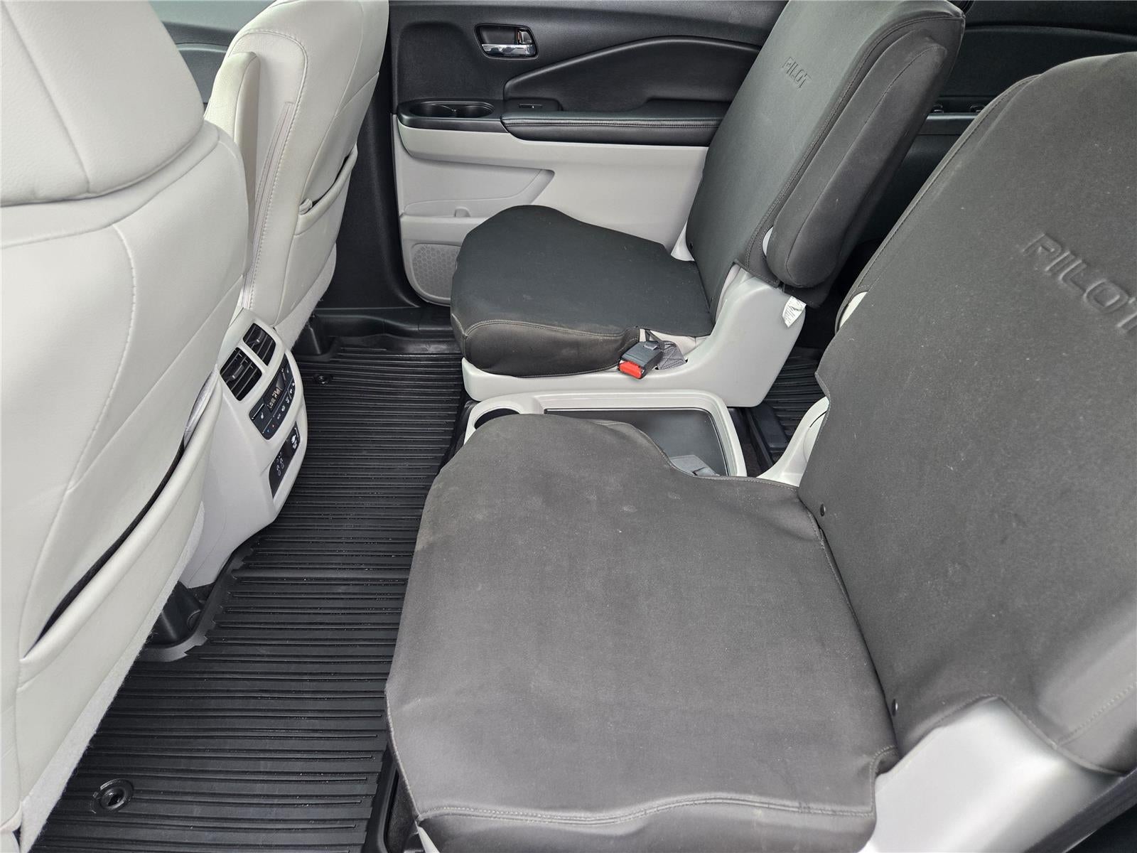 2021 Honda Pilot Touring w/Rear Captain's Chairs