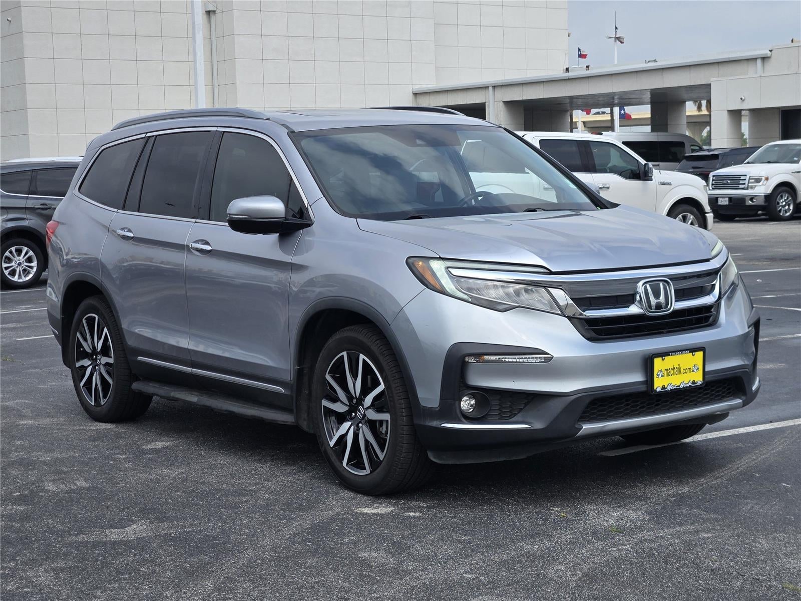 2021 Honda Pilot Touring w/Rear Captain's Chairs