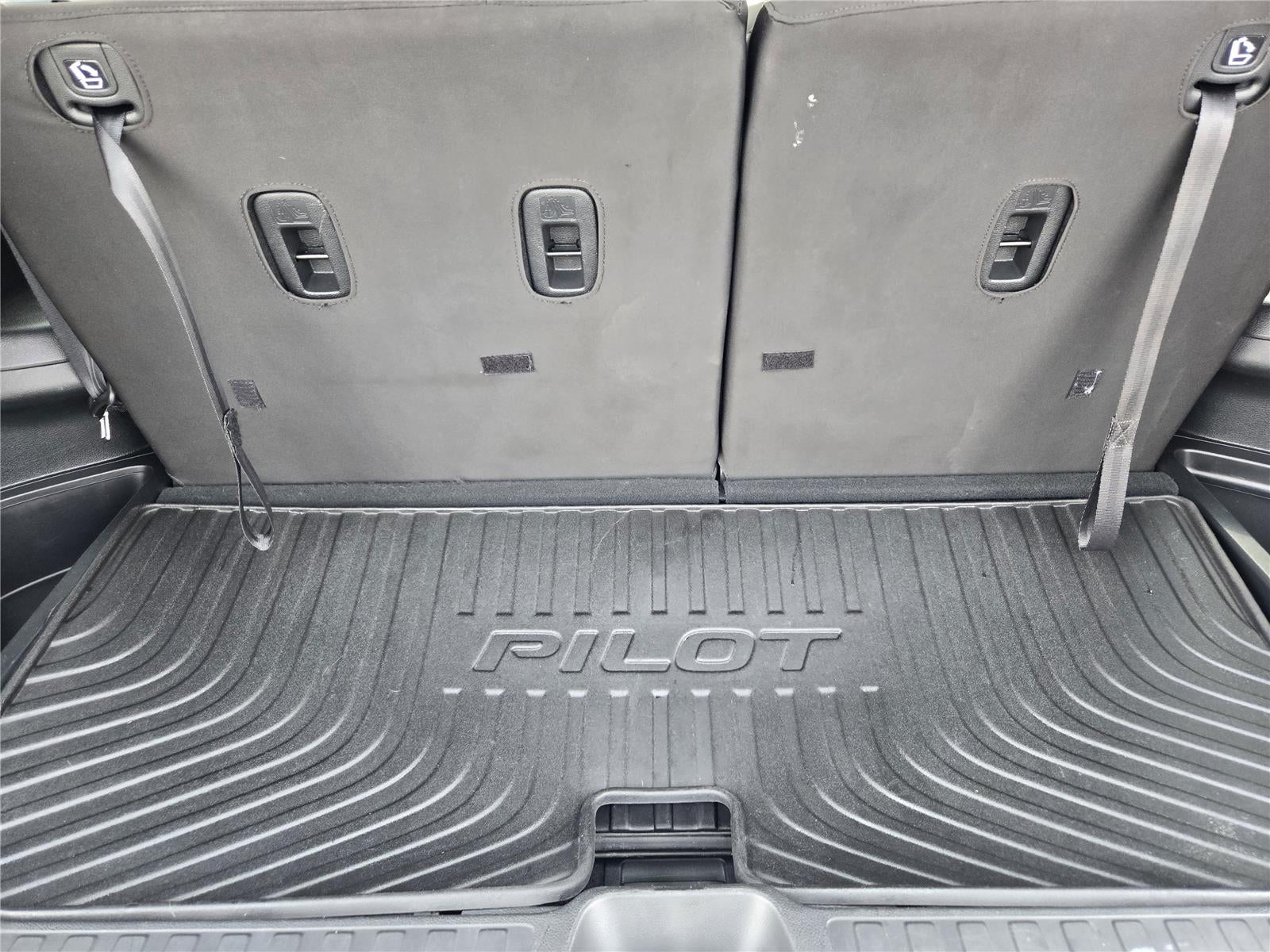 2021 Honda Pilot Touring w/Rear Captain's Chairs