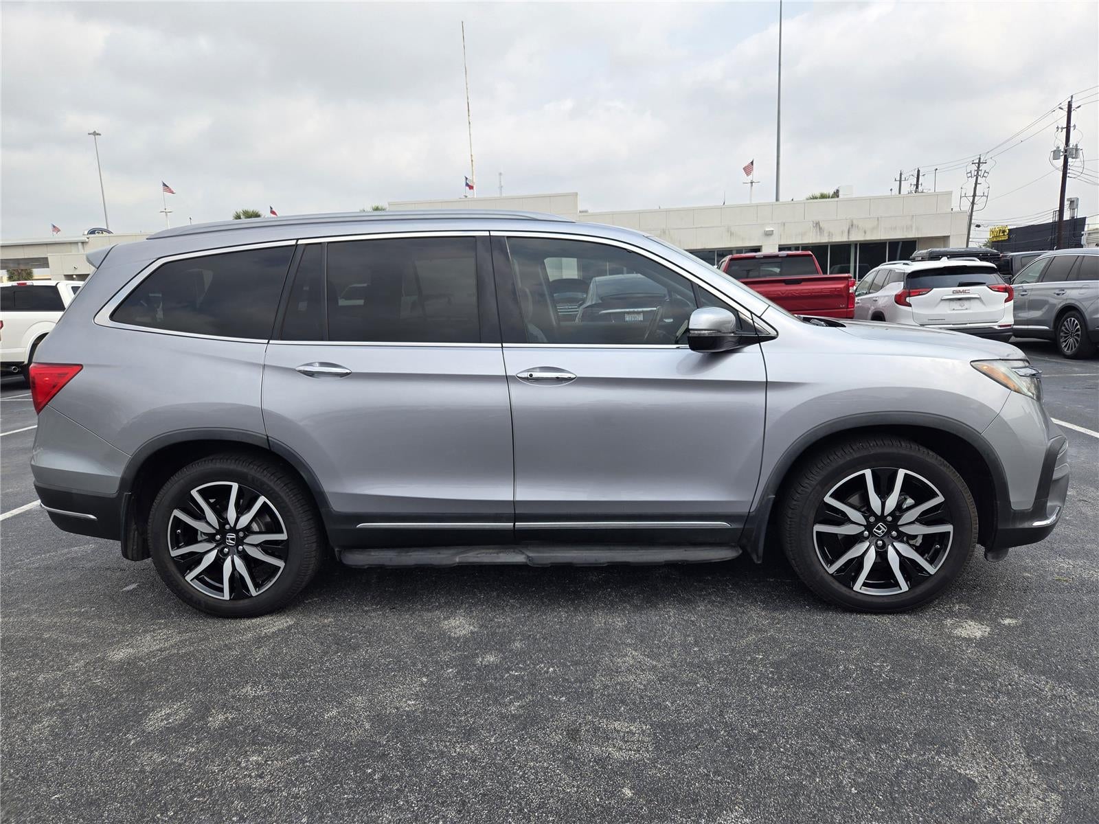 2021 Honda Pilot Touring w/Rear Captain's Chairs