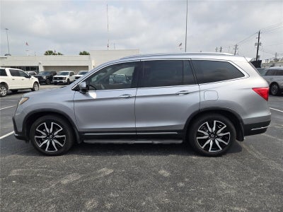 2021 Honda Pilot Touring w/Rear Captain's Chairs