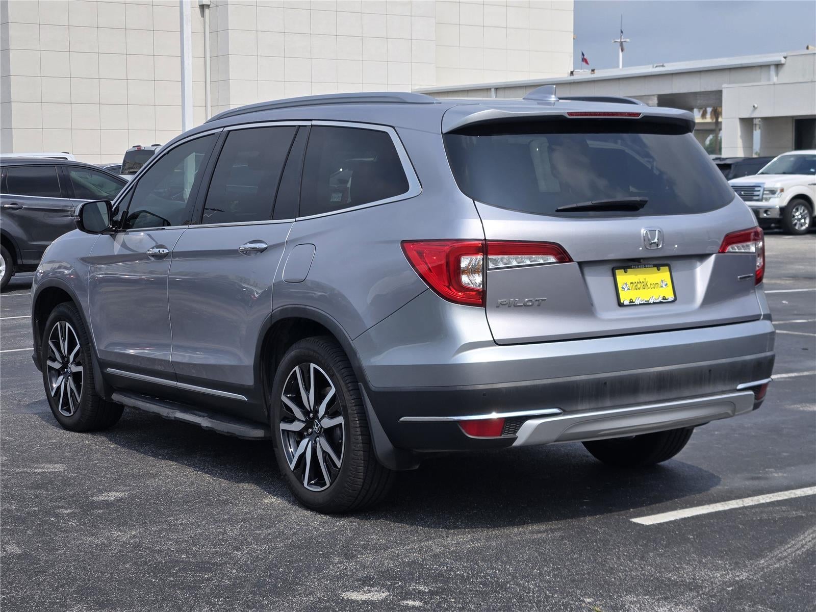 2021 Honda Pilot Touring w/Rear Captain's Chairs