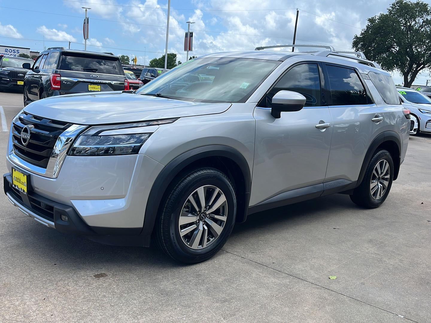 2023 Nissan Pathfinder SL