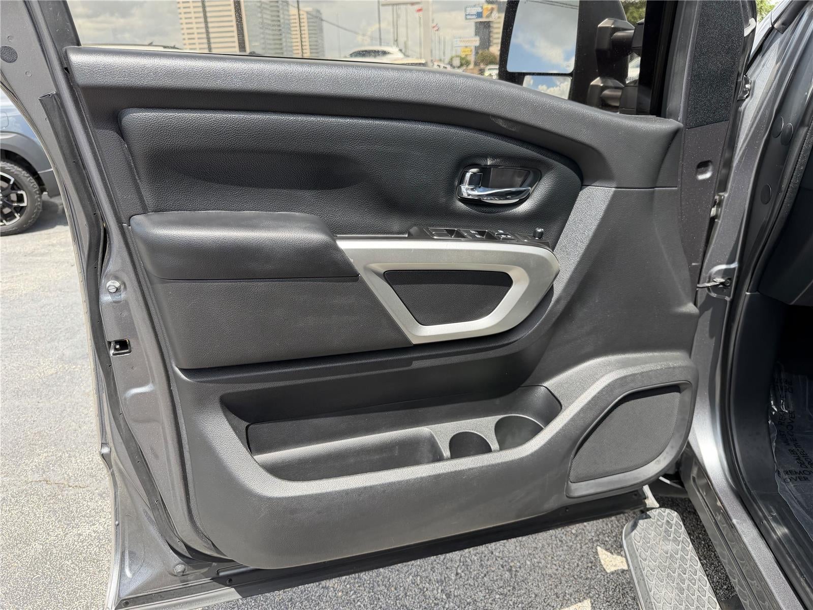 2018 Nissan TITAN SV