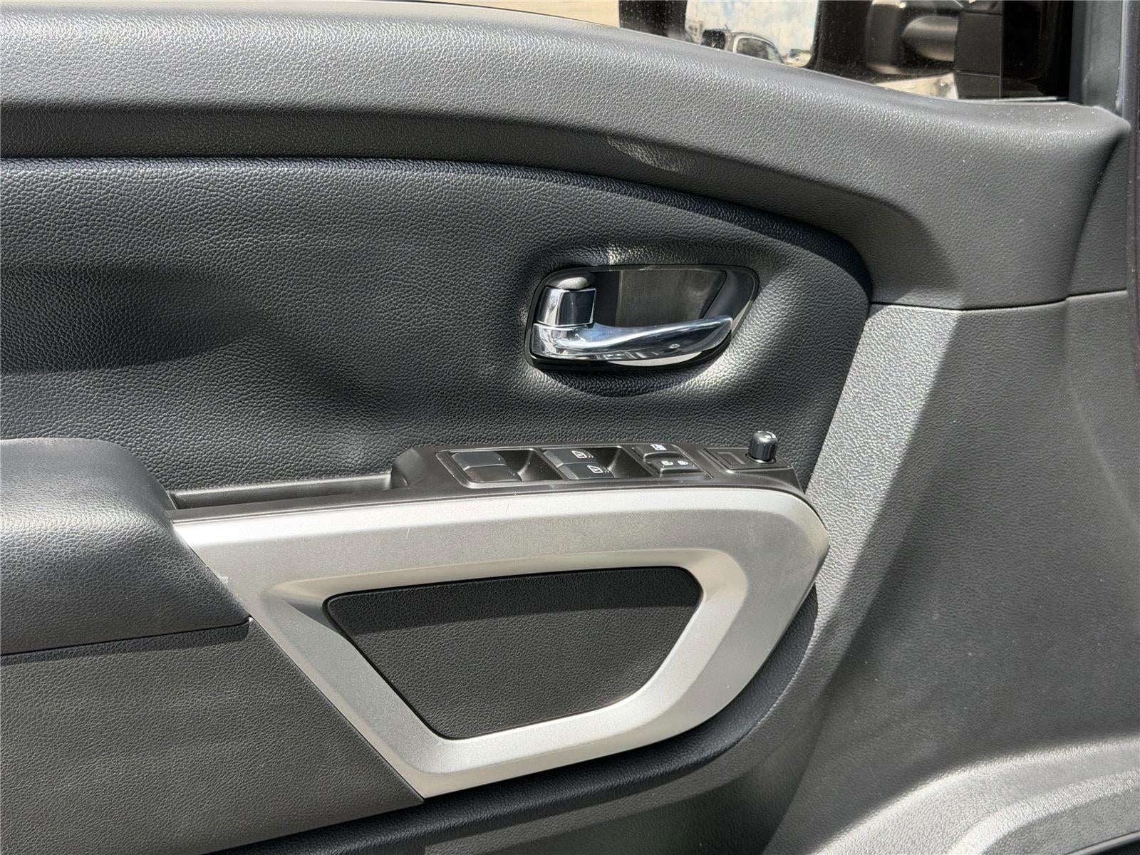 2018 Nissan TITAN SV