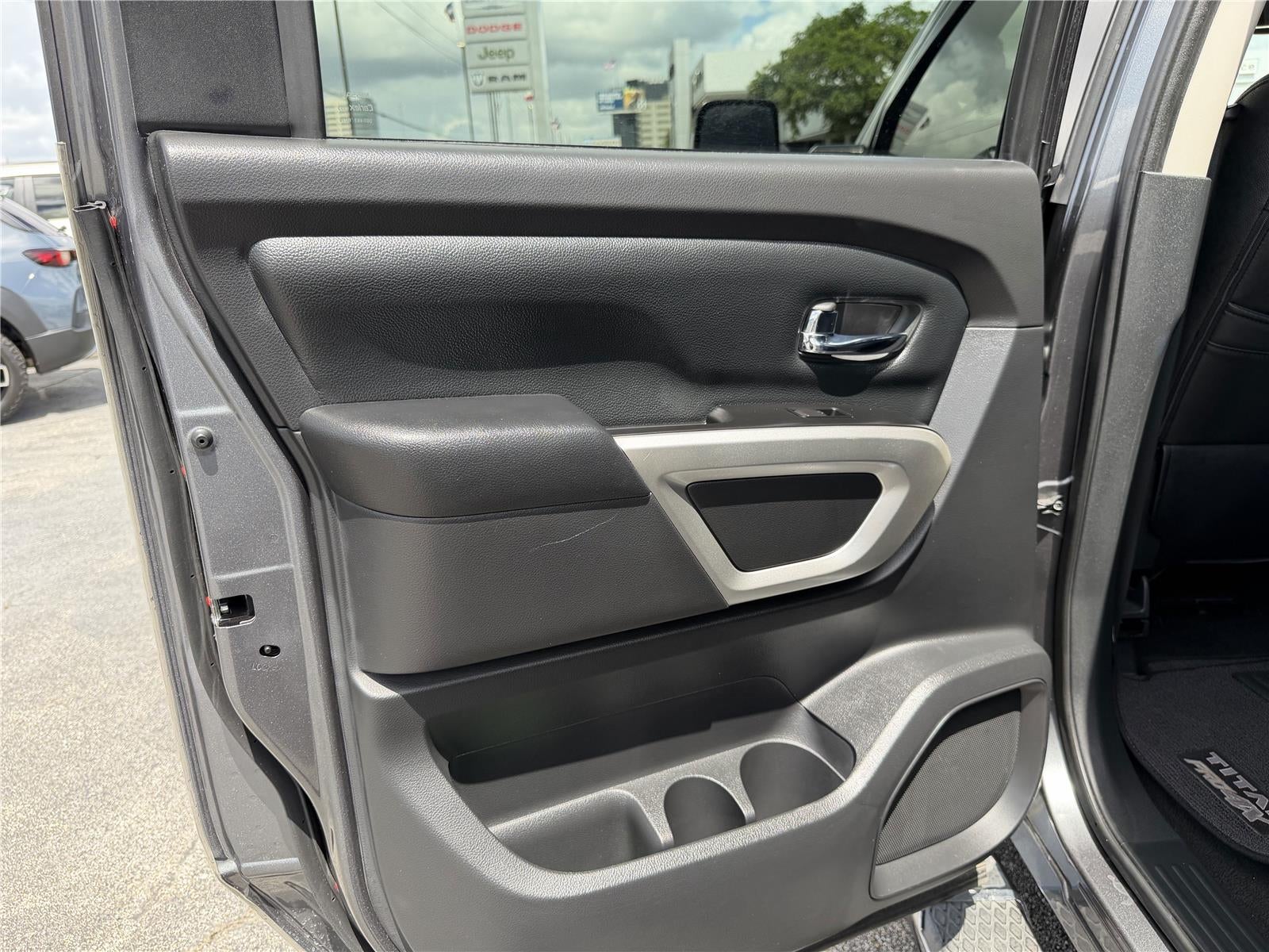 2018 Nissan TITAN SV