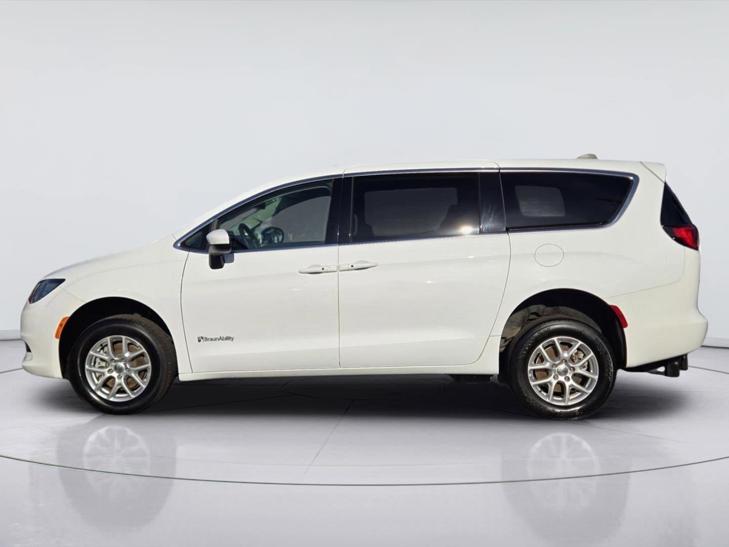 2022 Chrysler Voyager LX