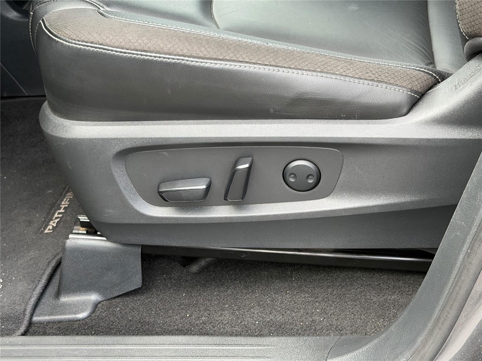 2023 Nissan Pathfinder SL FWD