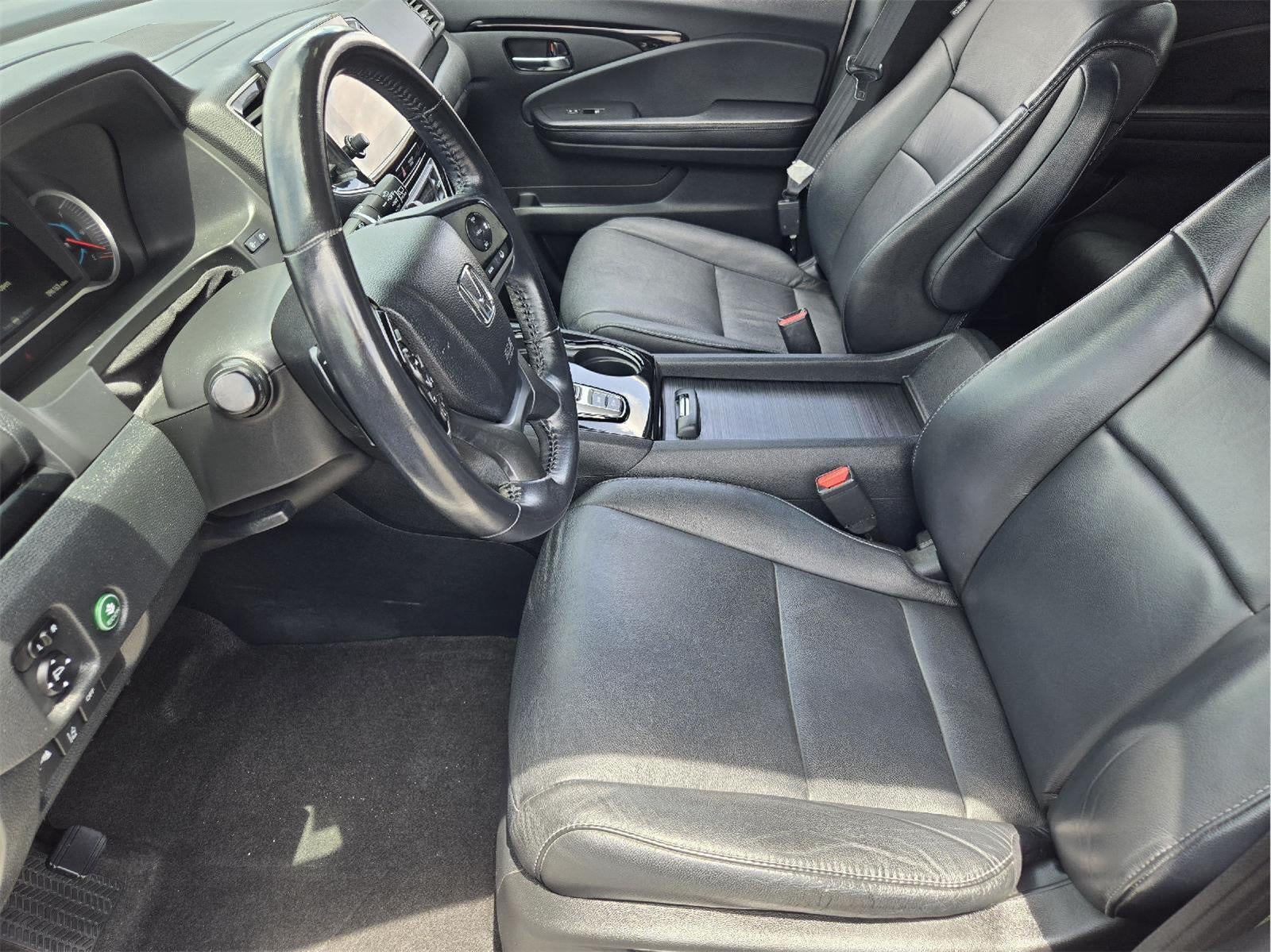 2021 Honda Pilot Touring w/Rear Captain's Chairs