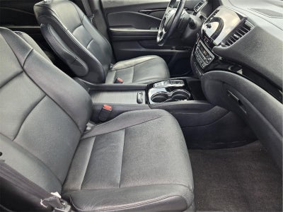 2021 Honda Pilot Touring w/Rear Captain's Chairs