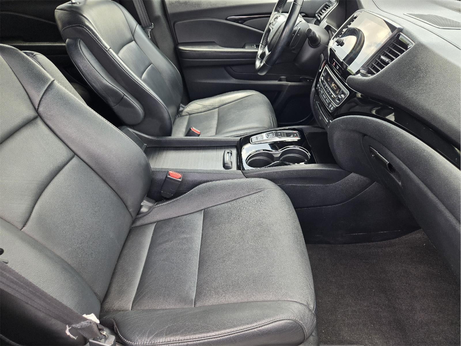 2021 Honda Pilot Touring w/Rear Captain's Chairs