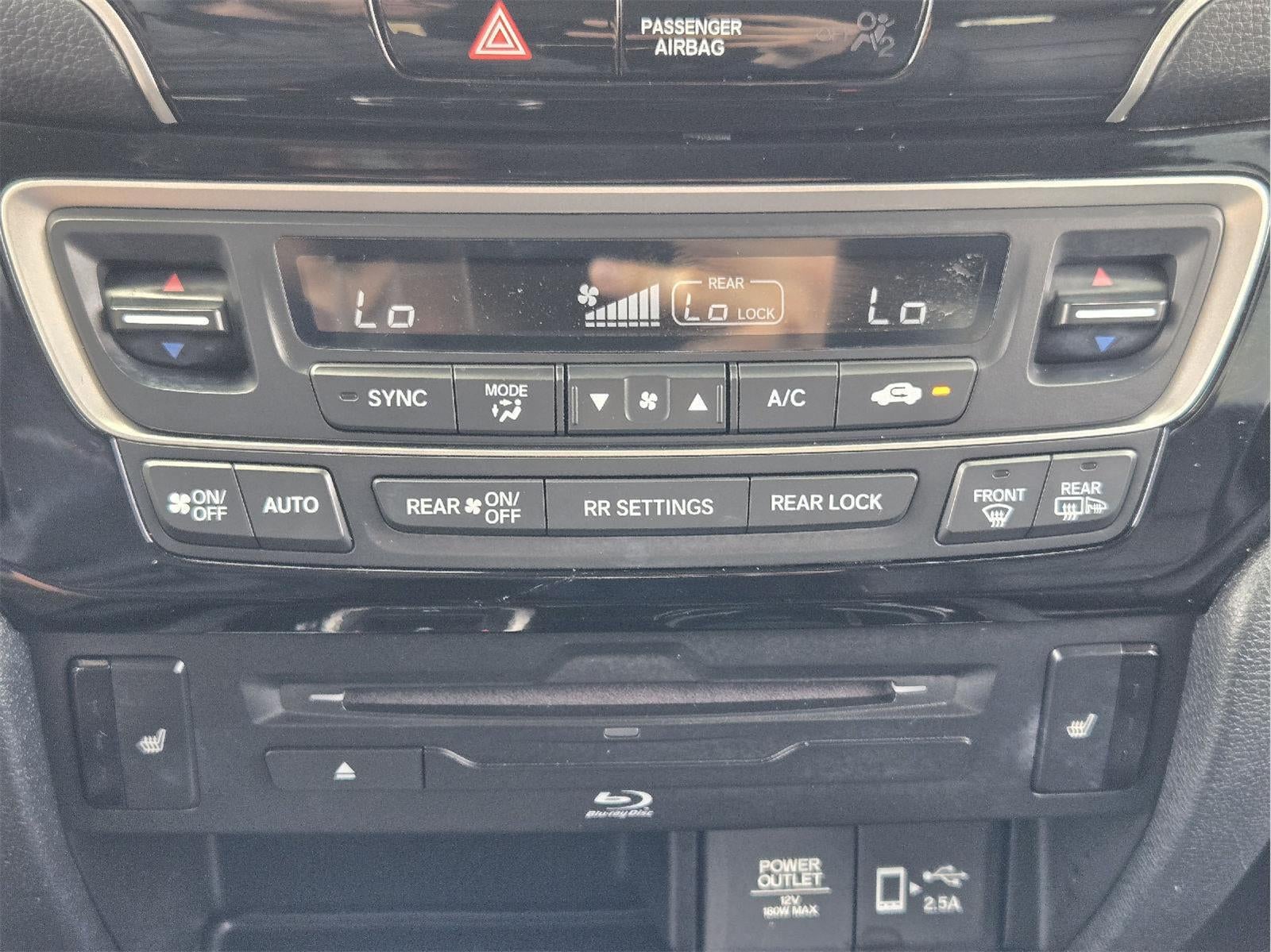 2021 Honda Pilot Touring w/Rear Captain's Chairs