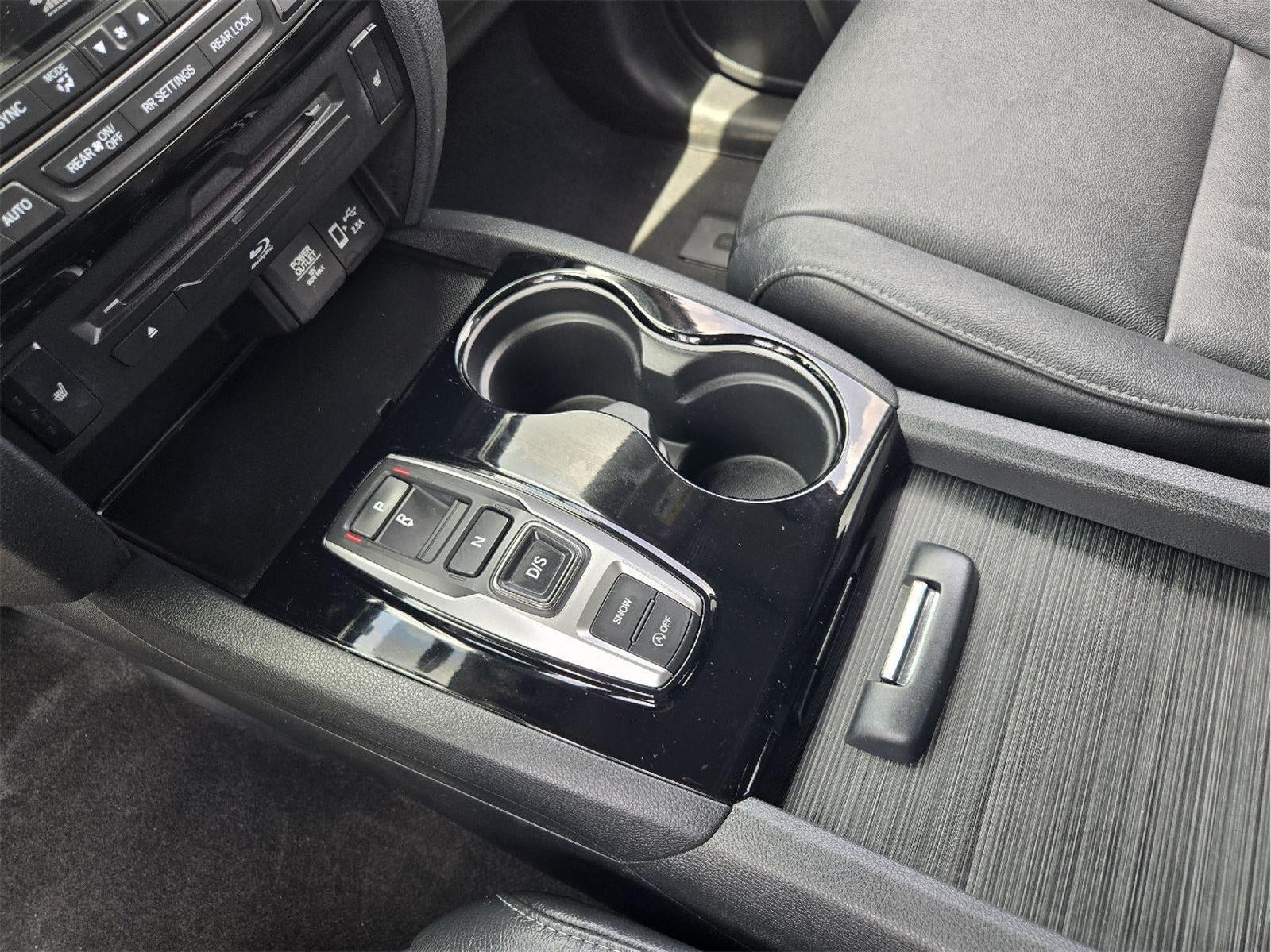 2021 Honda Pilot Touring w/Rear Captain's Chairs