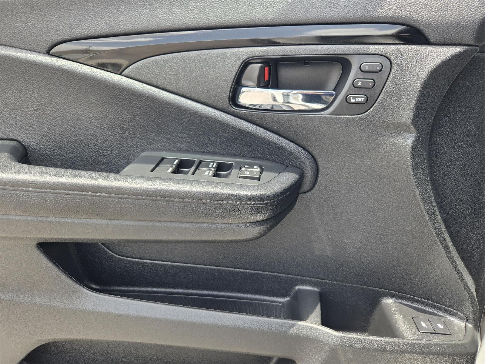 2021 Honda Pilot Touring w/Rear Captain's Chairs