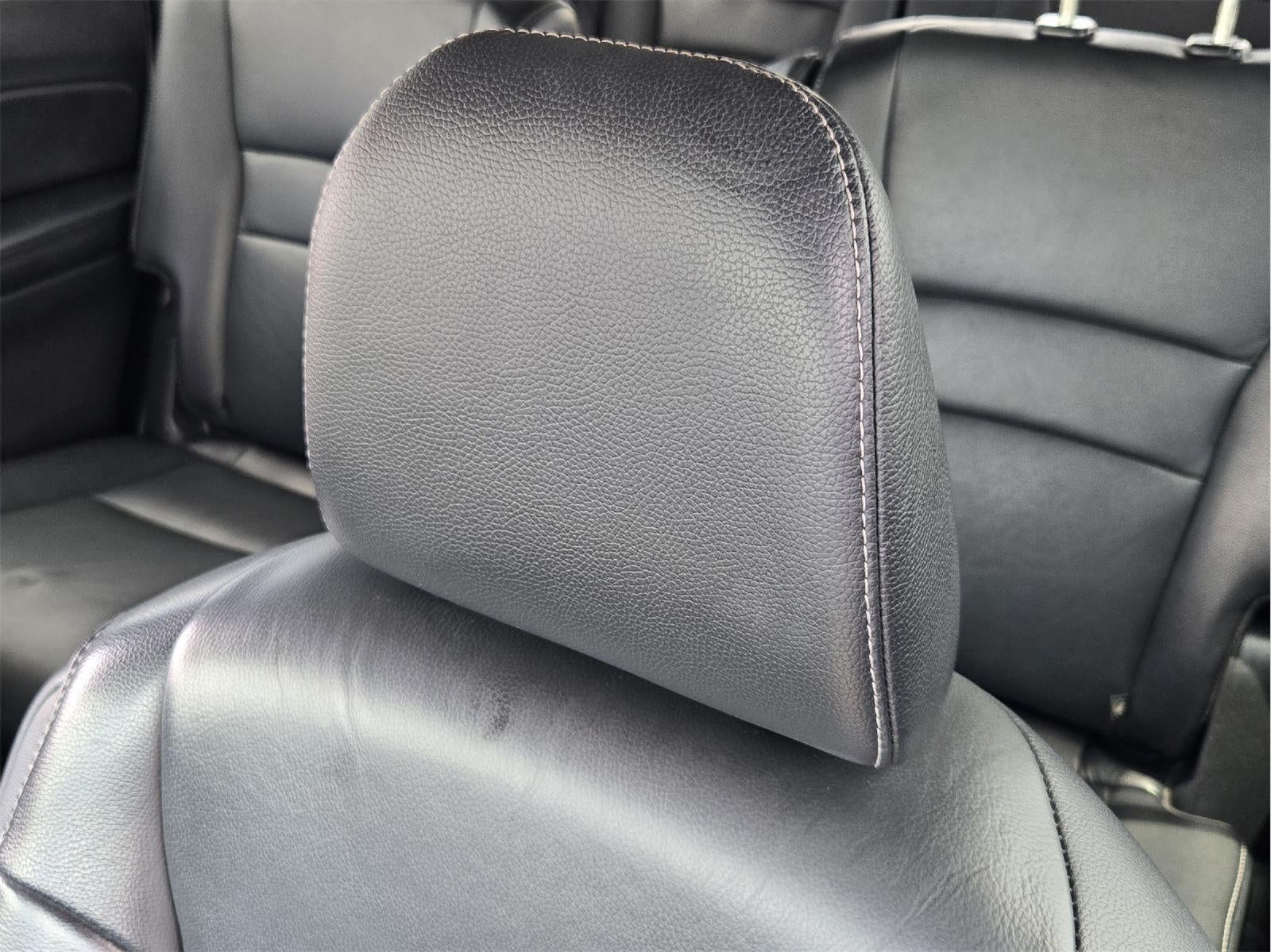 2021 Honda Pilot Touring w/Rear Captain's Chairs