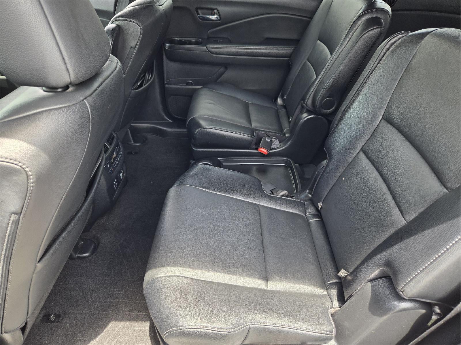 2021 Honda Pilot Touring w/Rear Captain's Chairs