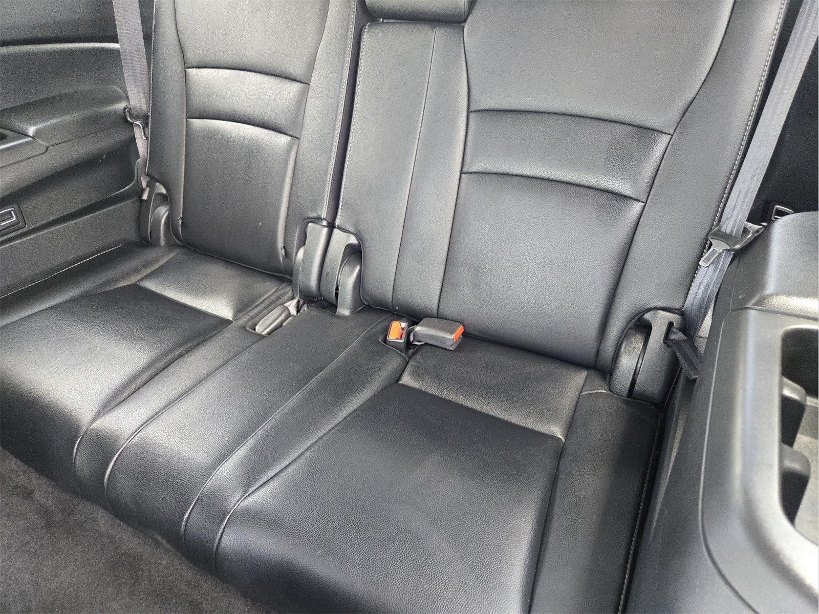 2021 Honda Pilot Touring w/Rear Captain's Chairs