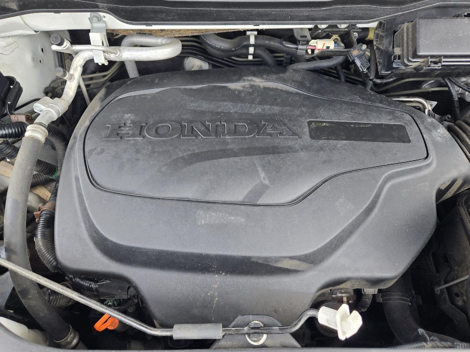 2021 Honda Pilot Touring w/Rear Captain's Chairs