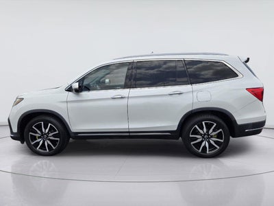 2021 Honda Pilot Touring w/Rear Captain's Chairs