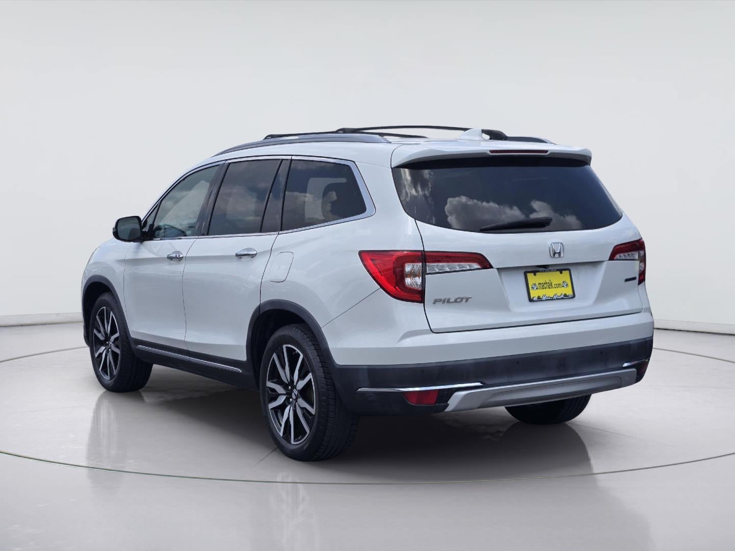 2021 Honda Pilot Touring w/Rear Captain's Chairs