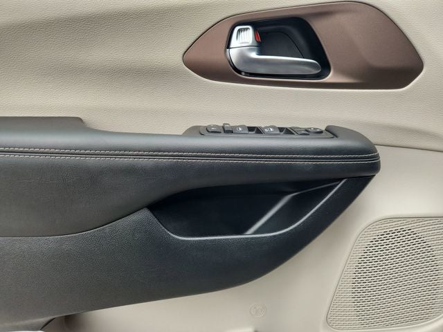 2024 Chrysler Voyager LX
