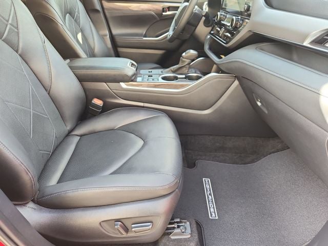 2024 Toyota Highlander Hybrid Platinum