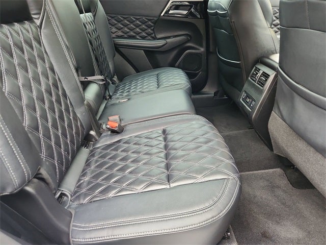 2023 Mitsubishi Outlander Base