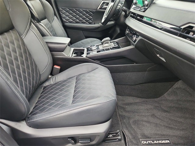 2023 Mitsubishi Outlander Base